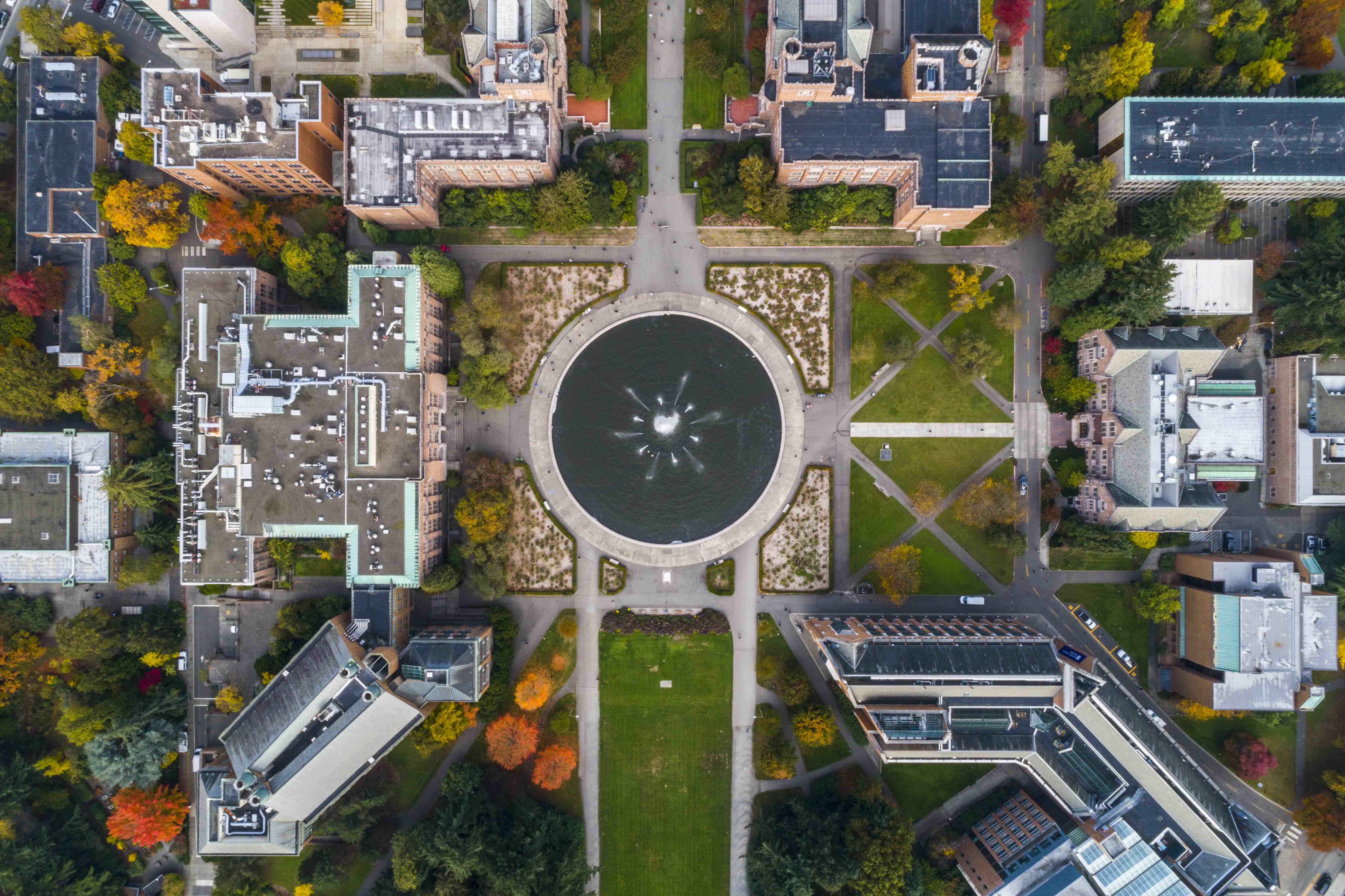 An arial view of a fountain at the University of Washington